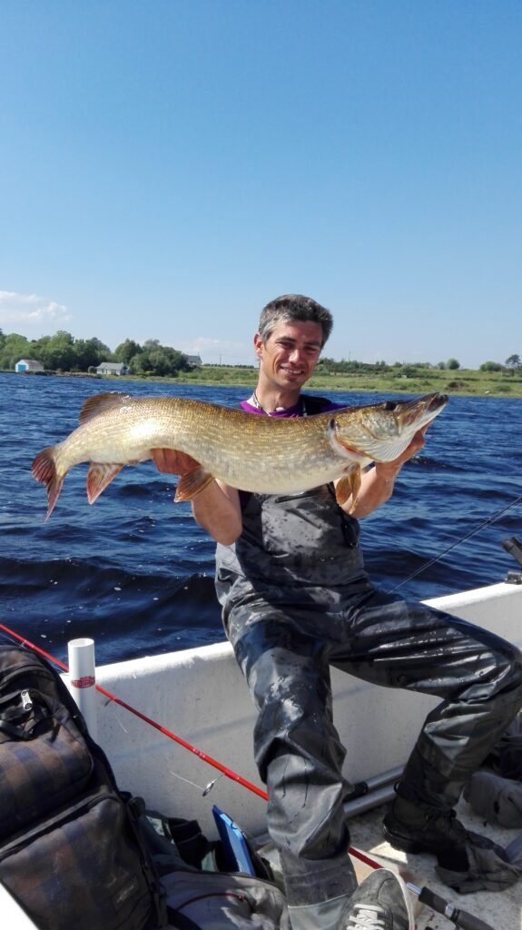Maîtrisez les meilleures méthodes pour capturer les carnassiers Dans cette section, nous vous proposons un aperçu des différentes techniques de pêche aux carnassiers et des conseils pour optimiser vos chances de succès. Parmi les méthodes les plus populaires, citons la pêche au lancer, pêche en verticale. Chacune de ces techniques présente des avantages et des particularités propres. Il est crucial de bien comprendre le comportement des carnassiers et de tenir compte des conditions météorologiques pour choisir la technique la plus adaptée. N’hésitez pas à expérimenter différentes approches et à ajuster votre stratégie en fonction de la situation. Pour en savoir plus sur ces techniques et bien d’autres conseils, consultez notre article consacré à la pêche aux carnassiers pour lesquelles je propose des prestation de guidage sur le Tarn ,le Lot et l’Aveyron.