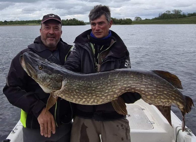 Les éléments clés pour une session de pêche réussie Le choix du matériel de pêche est déterminant pour réussir à attraper des carnassiers. Il est important de disposer d’un équipement adapté, tel que des cannes à pêche robustes et des moulinets performants pour maîtriser ces poissons combattifs. Les leurres jouent également un rôle crucial : optez pour des modèles spécialement conçus pour les carnassiers, tels que des leurres durs, des leurres souples ou des spinnerbaits. N’oubliez pas de vous munir d’accessoires de sécurité, comme un gilet de sauvetage et une lampe frontale, pour être préparé à toutes les situations lors de votre sortie de pêche. Découvrez ma sélection de matériel et d’équipement dans notre article sur les indispensables pour la pêche aux carnassiers.